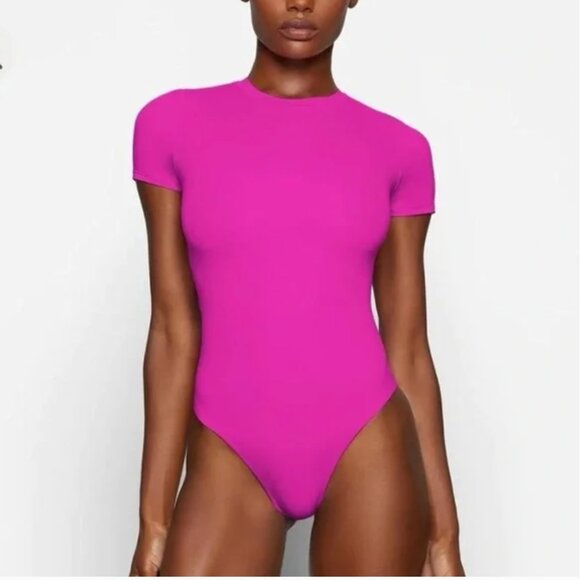 Skims Fits Everybody Short Sleeve Bodysuit Fuchsia size 4X - Picture 1 of 5